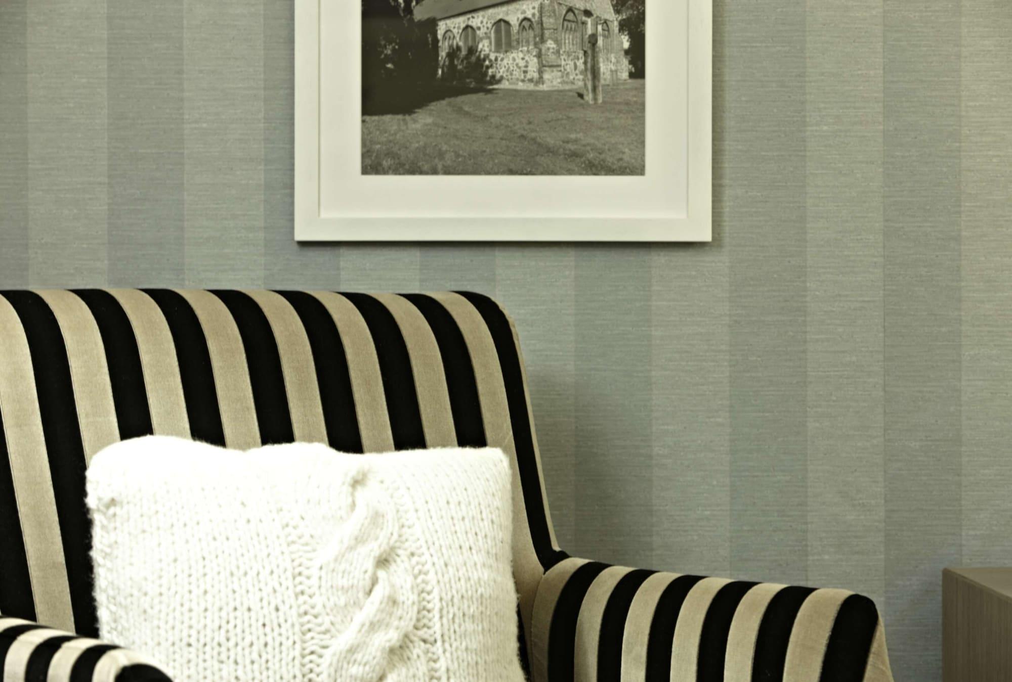 Steigenberger Grandhotel & Spa Heringsdorf מראה חיצוני תמונה A chair with striped upholstery