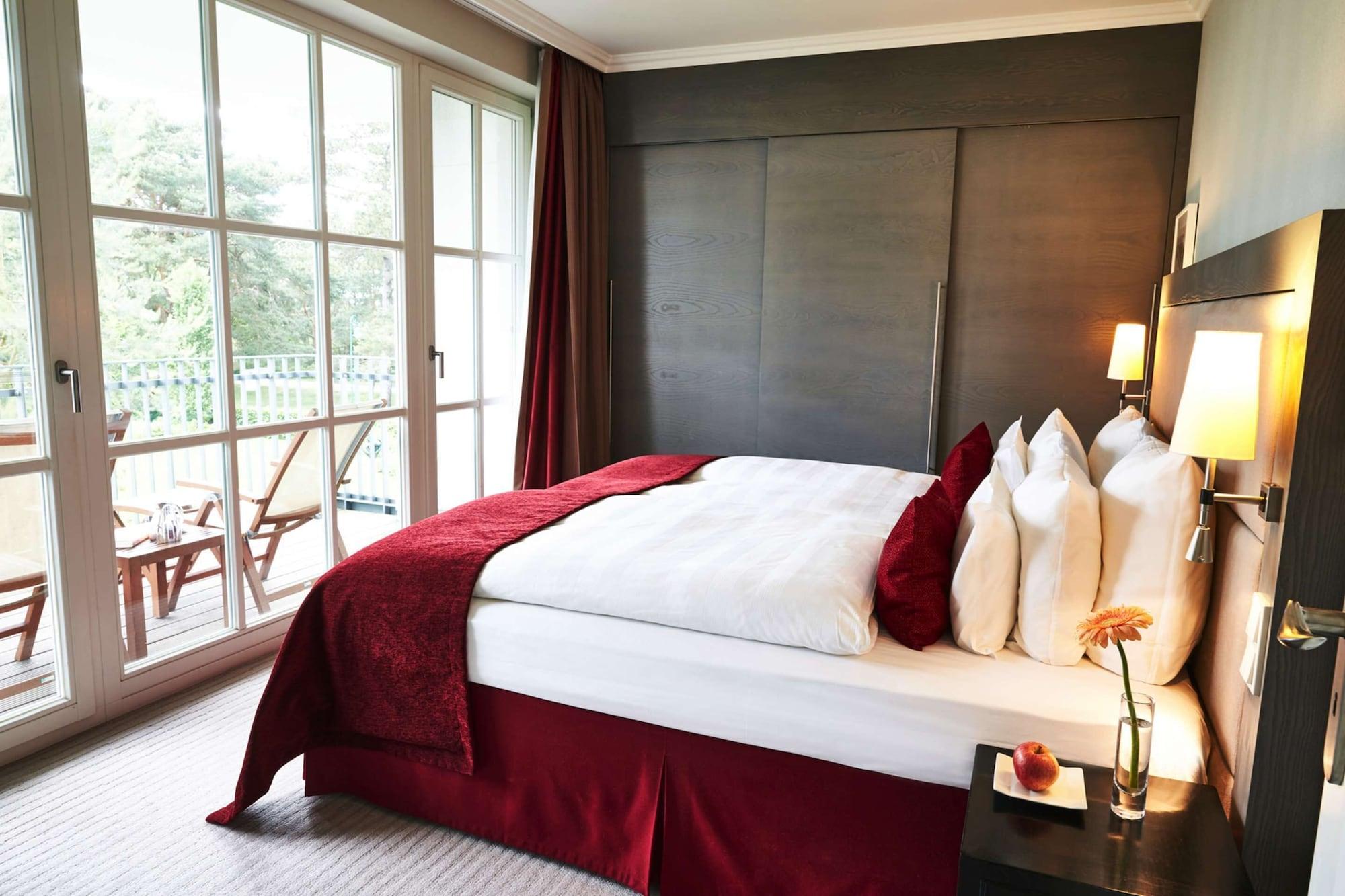 Steigenberger Grandhotel & Spa Heringsdorf מראה חיצוני תמונה A bed with a bed skirt