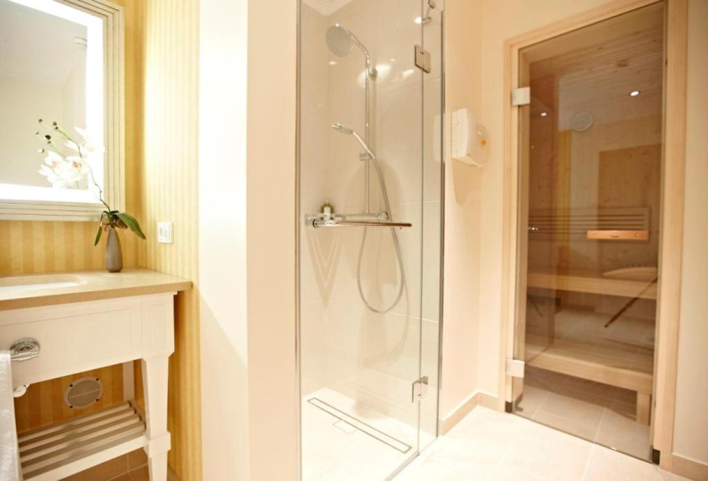 Steigenberger Grandhotel & Spa Heringsdorf מראה חיצוני תמונה A shower enclosure