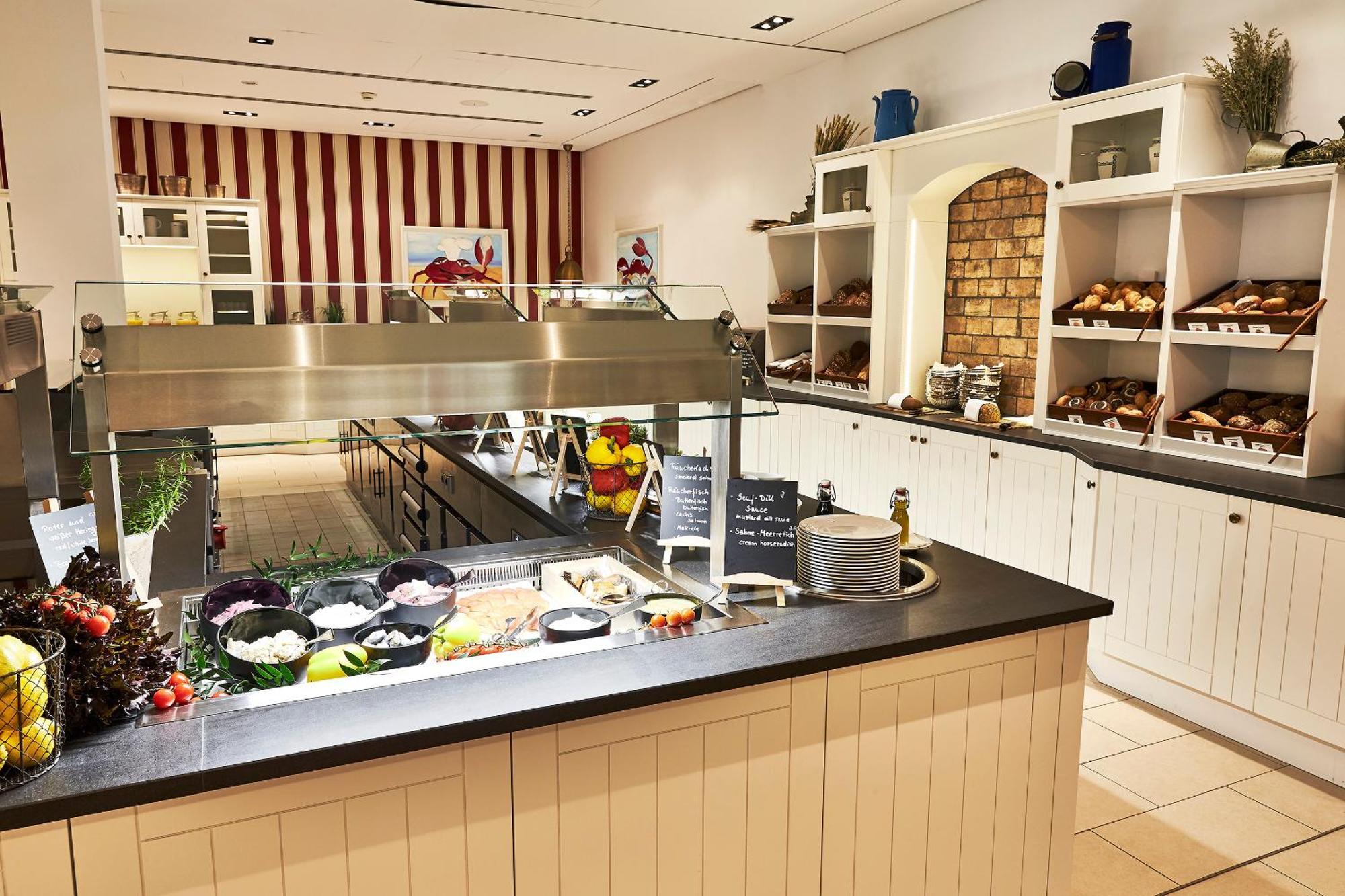 Steigenberger Grandhotel & Spa Heringsdorf מראה חיצוני תמונה A buffet at a hotel