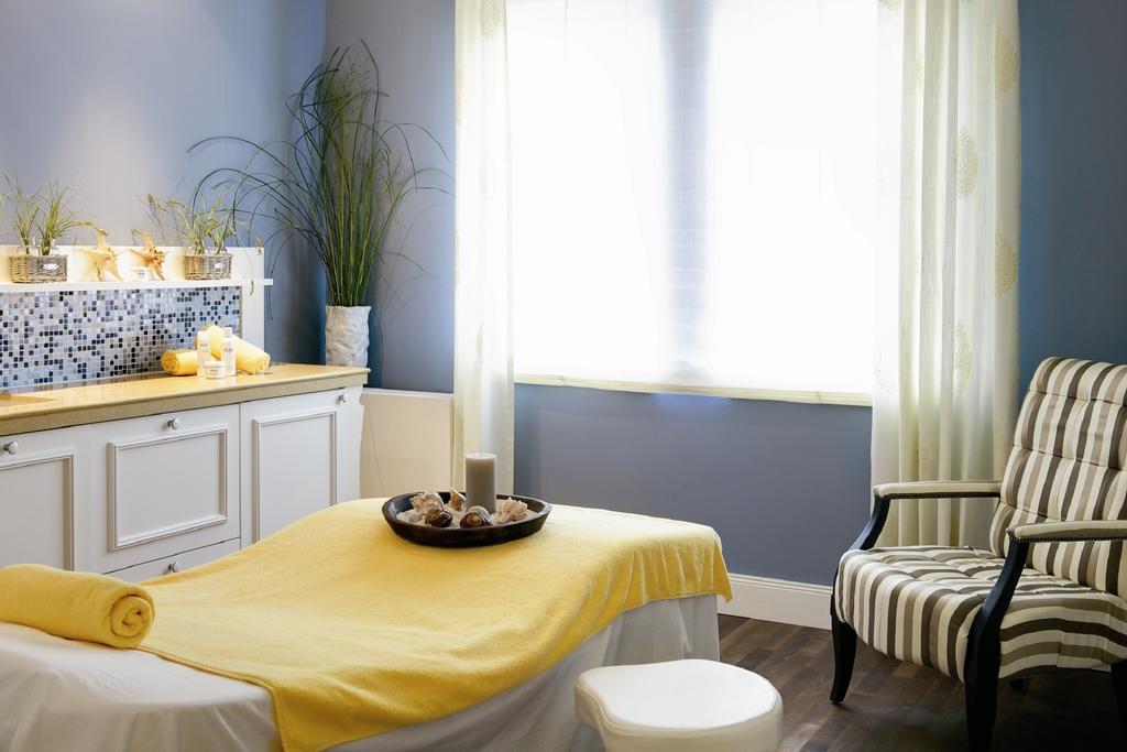 Steigenberger Grandhotel & Spa Heringsdorf מראה חיצוני תמונה A room with a blue wall