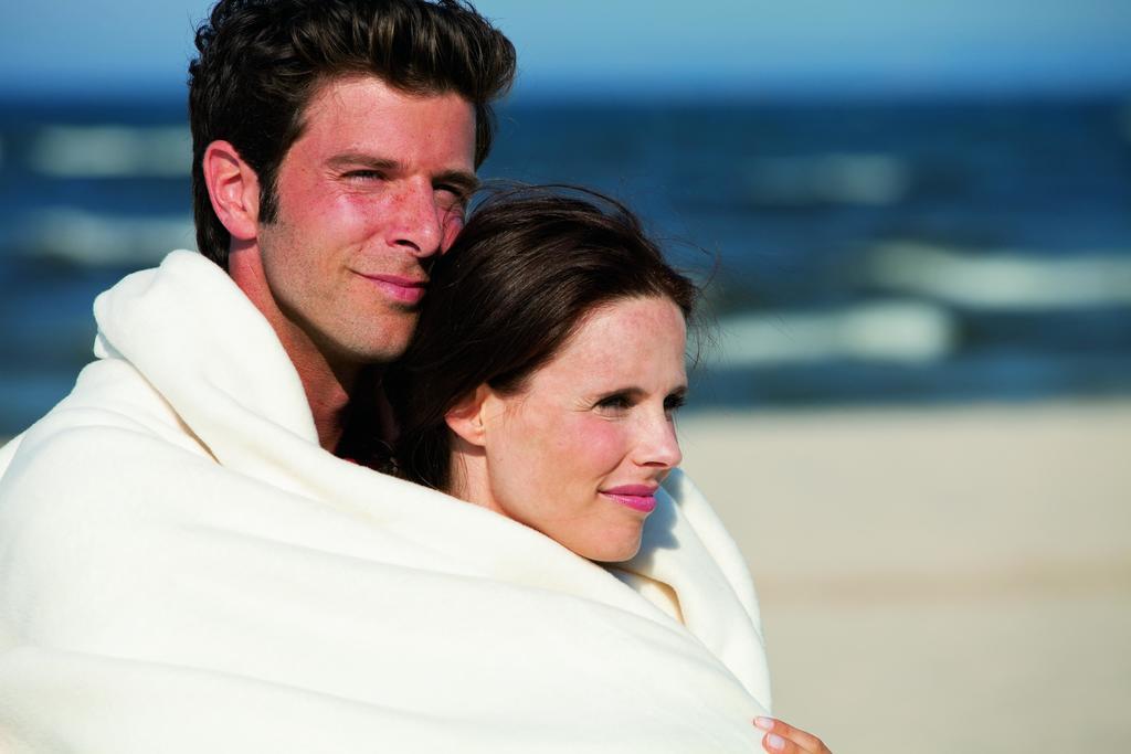 Steigenberger Grandhotel & Spa Heringsdorf מראה חיצוני תמונה A couple wrapped in a blanket